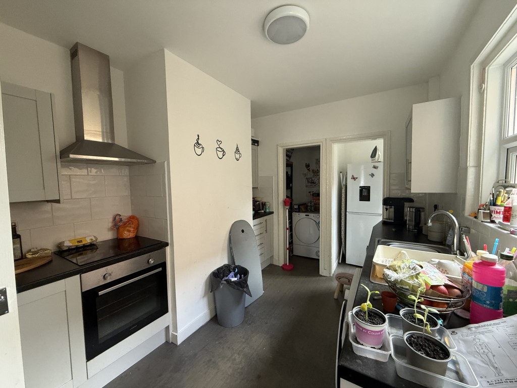Lot: 102 - FREEHOLD HOUSE FOR INVESTMENT - Modern fitted kitchen